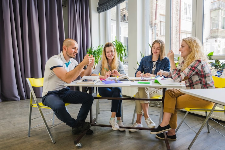 Ein vielfältiges Team diskutiert kreativ in einem hellen Raum